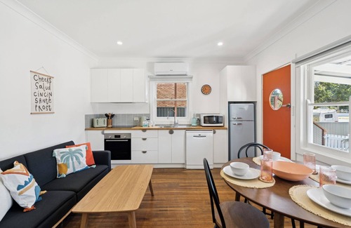 Coffs Harbour Apartment | Seabreeze - Macauley's - Retro beach vibes in beachside location