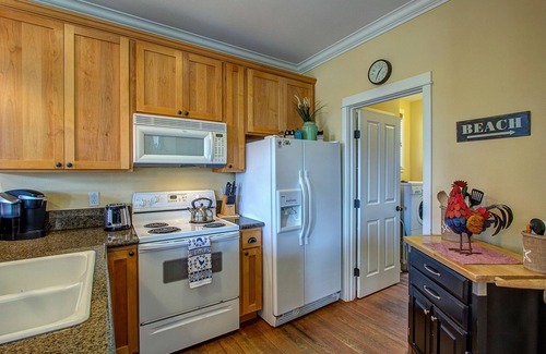 Seabrook House | Seabrook's Clamdigger Cottage: Dog Friendly, Hot Tub!