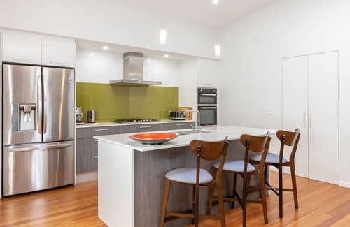 Elizabeth Beach House | Seaclusion . walk to the Beach, Lake or the The Recky!
