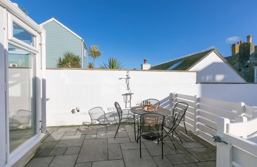 St Ives Apartment | SeaCrest 1 - Contemporary Split Level Apartment With Views over Porthmeor Beach – Sleeps 6 – Parking