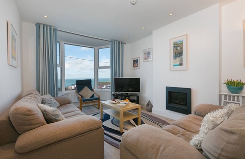 St Ives Apartment | SeaCrest 1 - Contemporary Split Level Apartment With Views over Porthmeor Beach – Sleeps 6 – Parking