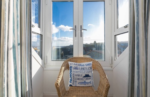 St Ives Apartment | SeaCrest 2 - Contemporary Apartment With Views over Porthmeor Beach – Sleeps 4 – Parking for One Car