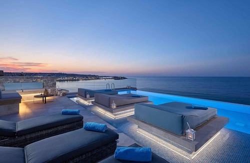 Hersonissos Centre Apartment | Seafront Apt Studio with Seaview, infinity pool, beachfront