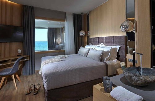Hersonissos Centre Apartment | Seafront Apt by Myseasight.com with Seaview familyfriendly, direct on the beach