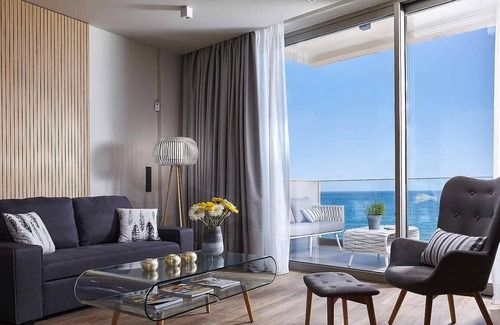 Hersonissos Centre Apartment | Seafront Apt by Myseasight.com, with Seaview, infinity pool, direct on the beach