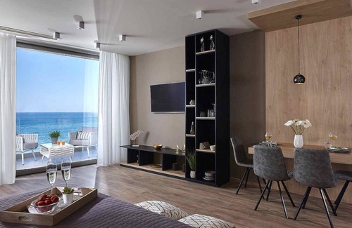 Hersonissos Centre Apartment | Seafront Apt by Myseasight.com, with Seaview, infinity pool, direct on the beach