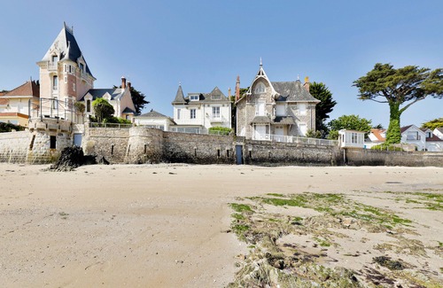 Le Pouliguen House | Seafront family villa with private beach access. Absolute calm!