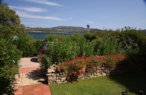 La Conia House | Seafront house with garden