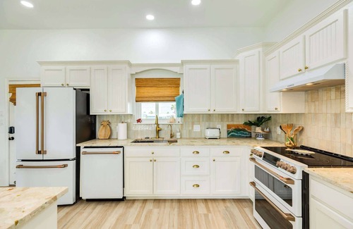 Surfside Beach House | Seahaven - Beach Views - Family Friendly - Fenced