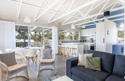 Currarong House | Seahaven - Pet Friendly with Ocean Views- 2 Mins to Beach