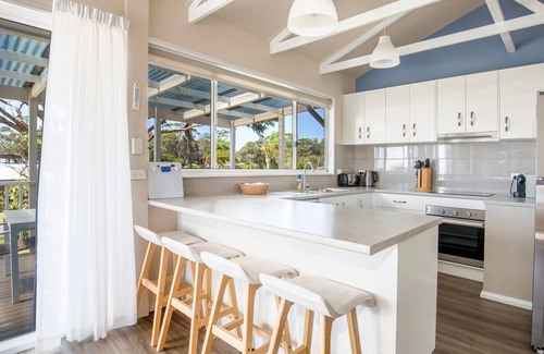 Currarong House | Seahaven - Pet Friendly with Ocean Views- 2 Mins to Beach