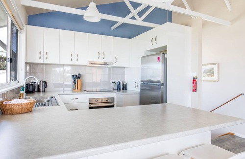 Currarong House | Seahaven - Pet Friendly with Ocean Views- 2 Mins to Beach