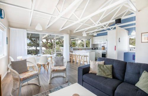 Currarong House | Seahaven - Pet Friendly with Ocean Views- 2 Mins to Beach