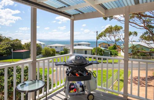 Currarong House | Seahaven - Pet Friendly with Ocean Views- 2 Mins to Beach