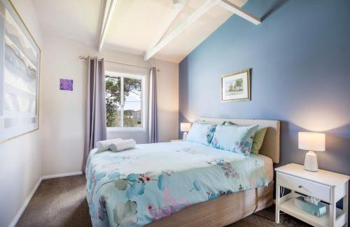 Currarong House | Seahaven - Pet Friendly with Ocean Views- 2 Mins to Beach