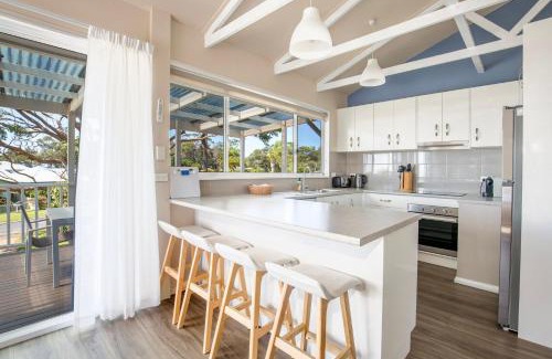 Currarong House | Seahaven - Pet Friendly with Ocean Views- 2 Mins to Beach
