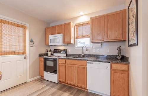 Del Haven House | Seas the Day! Lovely 3-bedroom, 1.5 bath home close to the beach