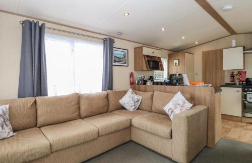 Hopton House | Seashell Lodge, 50 Foxburrow Hang