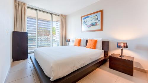 Salgados Apartment | Seaside 3BDR Flat in Salgados with Pool by LovelyStay