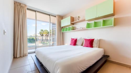 Salgados Apartment | Seaside 3BDR Flat in Salgados with Pool by LovelyStay