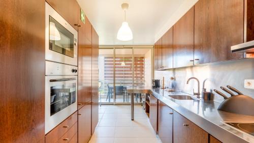 Salgados Apartment | Seaside 3BDR Flat in Salgados with Pool by LovelyStay