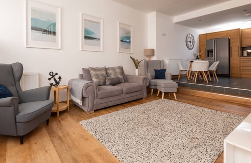 Anstruther House | Seaside Apartment - Sleeps 6 & Pet friendly