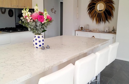 Cowes House | Seaside Boho - Family sized retreat with a big backyard! 10 mins from the beach!