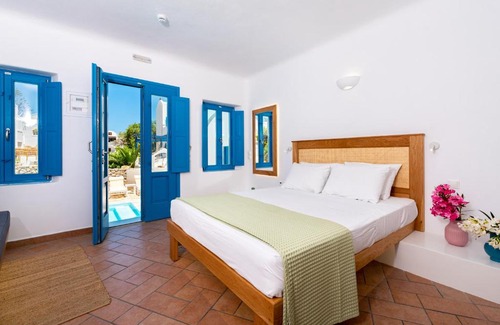 Kamari Hotel | Seaside Breeze