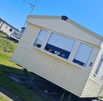 Ayr Ski Chalet | Seaside Caravan Retreat in Craig Tara