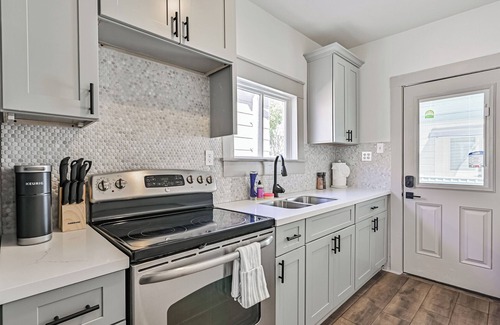 South Houston Cottage | Seaside Cottage-Walk 2 Beach!