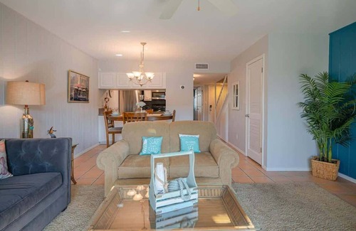 Harbor Oaks Condo | Seaside Cottage, water views, Fishing & Boat Pier!