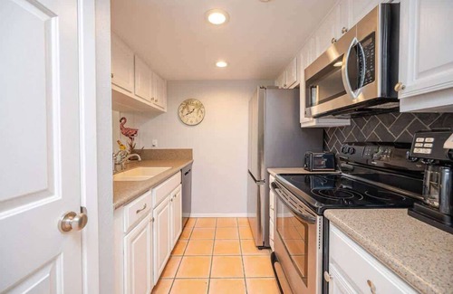 Harbor Oaks Condo | Seaside Cottage, water views, Fishing & Boat Pier!