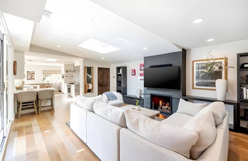 Tree Section House | Seaside Elegance Chic Getaway Near Downtown