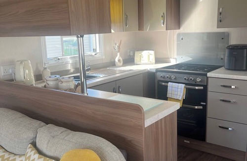 Cayton Bay Cabin | Seaside Escape - Cayton Bay Cabin