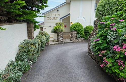 Putsborough Apartment | Seaside Escape – Luxury 2-Bed Apartment at Putsborough Beach with Heated Pool