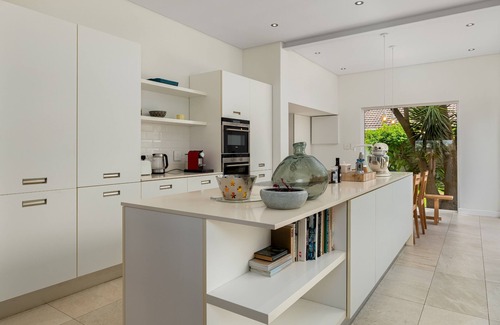 Milnerton House | Seaside Family Haven|Stunning Table Mountain View