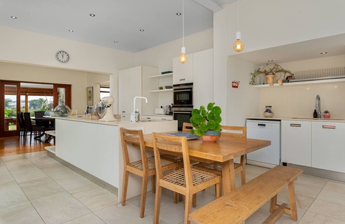 Milnerton House | Seaside Family Haven|Stunning Table Mountain View