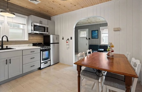 Seaside Heights House | SEASIDE HEIGHTS COTTAGE- BACK UNIT, 2 BEDROOMS, 1 BATH, SLEEPS 4