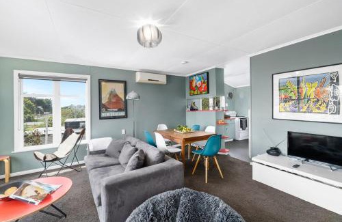Waikanae House | Seaside House - Waikanae Beach Bach