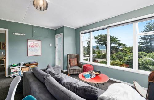 Waikanae House | Seaside House - Waikanae Beach Bach