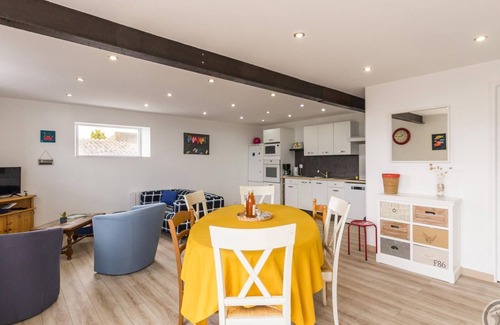 Saint-Marcouf Cottage | Seaside house with private courtyard and modern amenities
