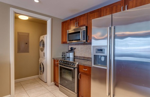 Honokowai Hotel | Seaside Luxury: Premier units w/Breathtaking Views and Kitchen. Onsite Pool!