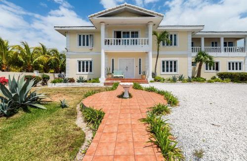 Nassau House | Seaside Paradise Spacious Home with SEVEN bedroom - steps to Sea!