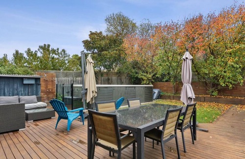 Mornington House | Seaside Retreat with Swim Spa (6m x 2.3m)