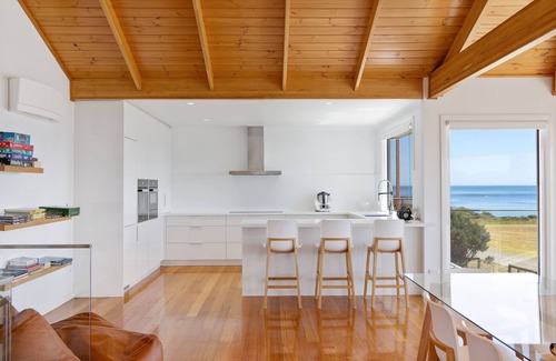 Ventnor House | Seaside Sanctuary: Pool & Beachfront - WIFI, Linen, Pool, Spa, Beachfront