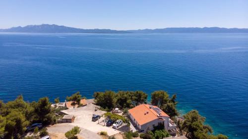 Gdinj Apartment | Seaside secluded apartments Cove Torac, Hvar - 575