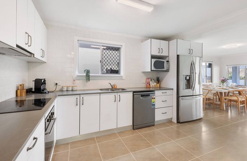 Palm Beach House | Seaside Serenity | Exclusive Beachfront Escape. Absolute Beachfront 4 BR Parking