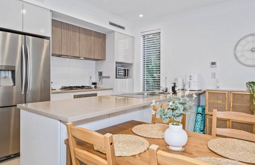 Halls Head House | Seaside Stay | 3BR | Fire Pit | opposite Cafe | Sleeps 8 | dog friendly | beach