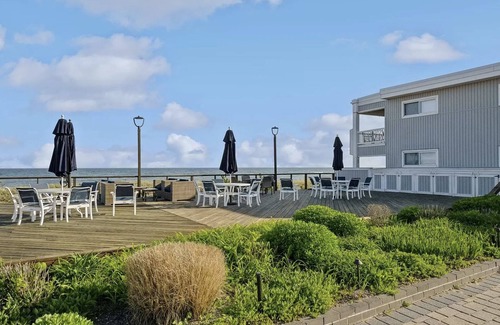 Suffolk County Condo | Seasonal Rental. Hear the waves-beach front 1.5 bdrm, access to pool/fitness/bay