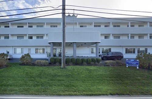 Suffolk County Condo | Seasonal Rental. Hear the waves-beach front 1.5 bdrm, access to pool/fitness/bay